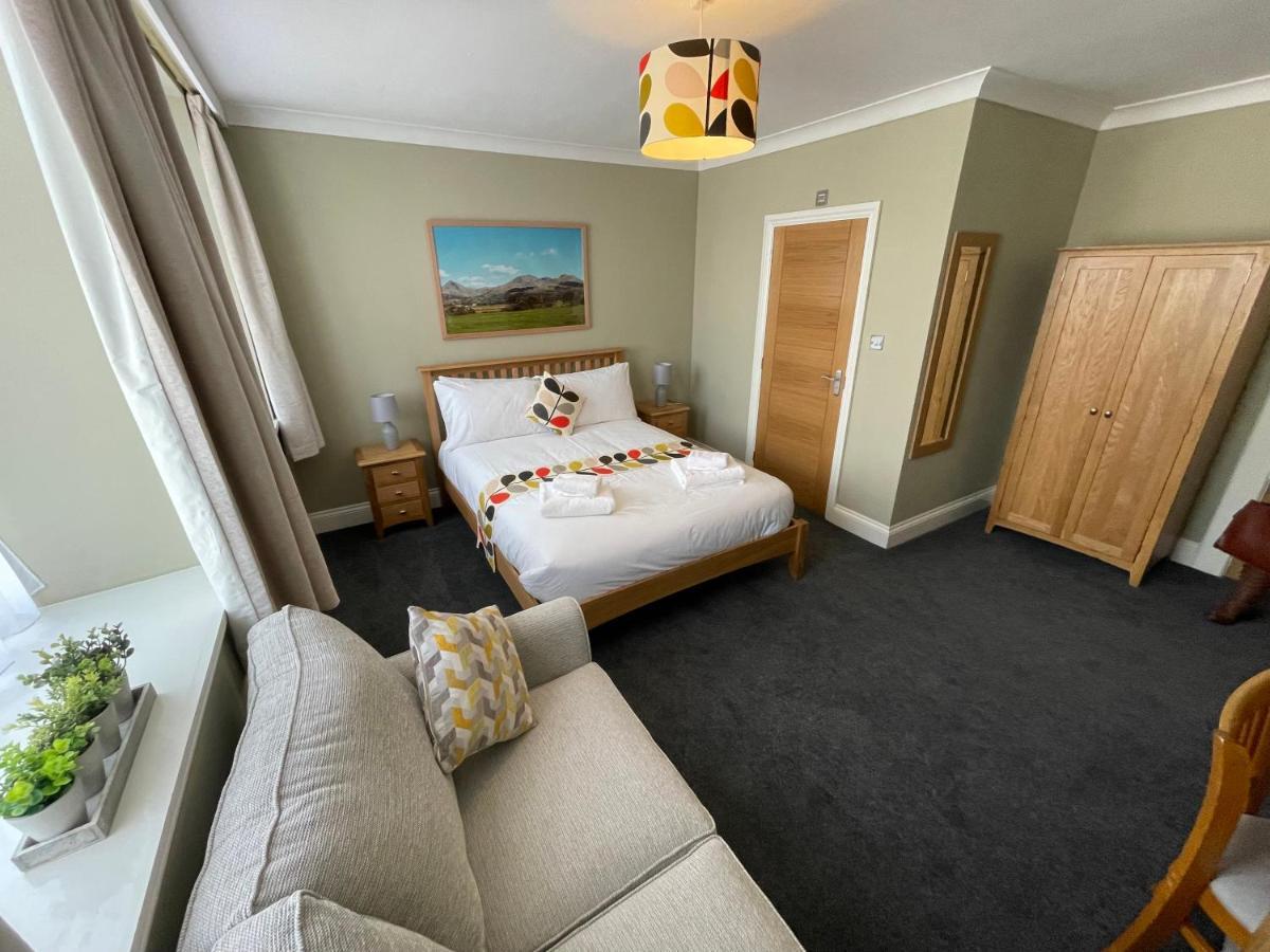 Hotel Y Griffin Penrhyndeudreath Esterno foto