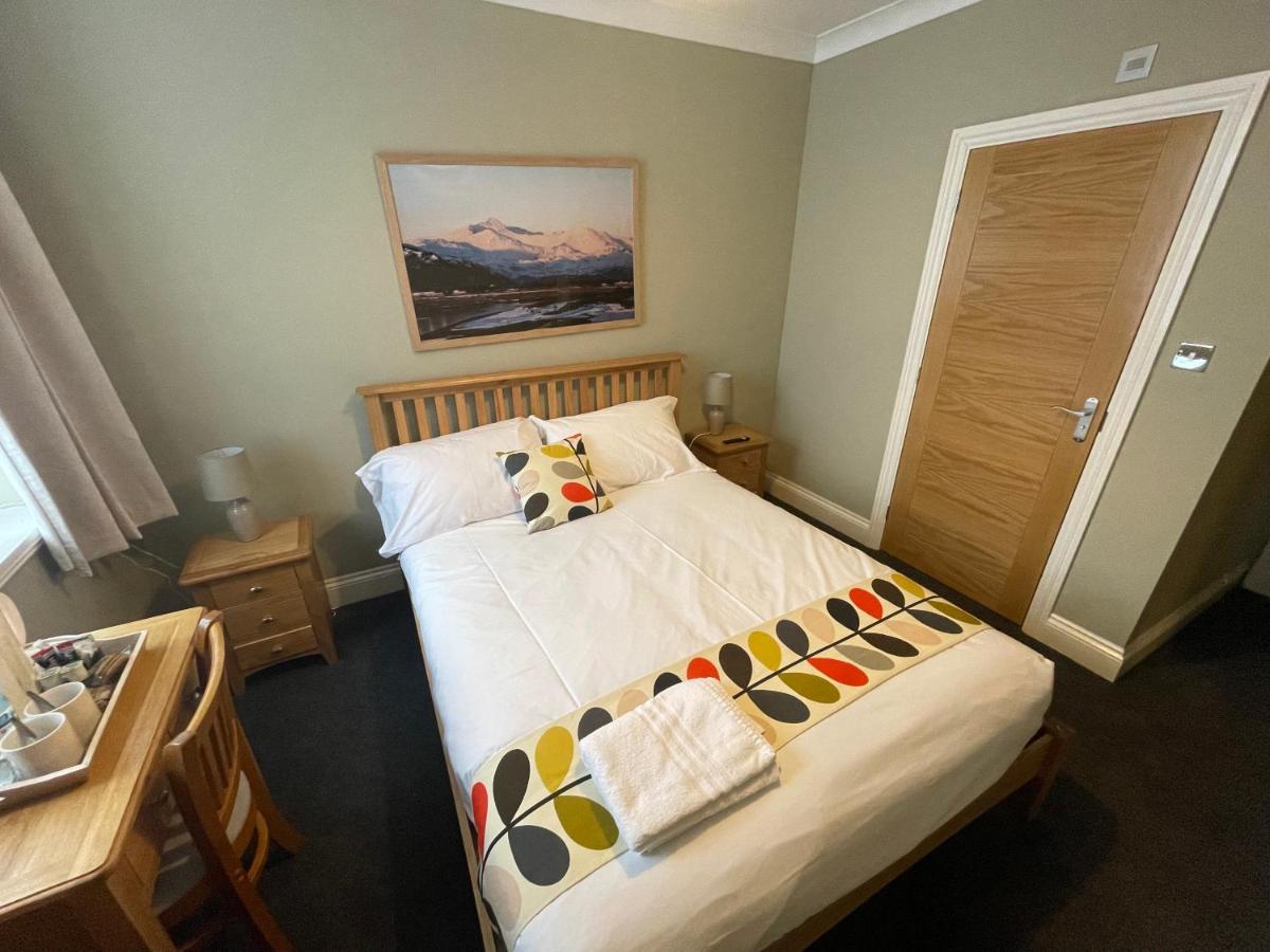Hotel Y Griffin Penrhyndeudreath Esterno foto